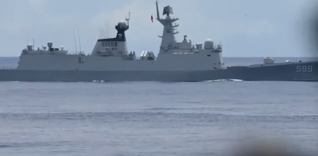 根據總統蔡英文臉書釋出的影片，我方監控中共軍艦（舷號599）。（取自蔡英文臉書影片截圖）