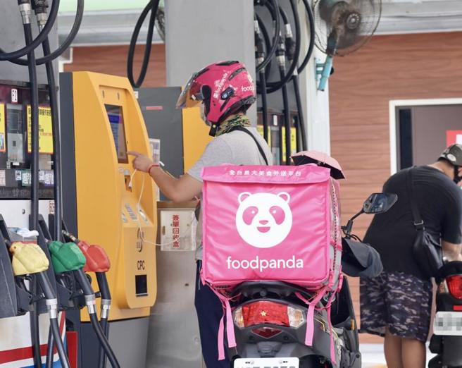 国际油价下跌，中油持续启动油价平稳双机制，预估22日凌晨零时起，汽、柴油每公升价格调降新台币0.1元。（图/ 中央社）