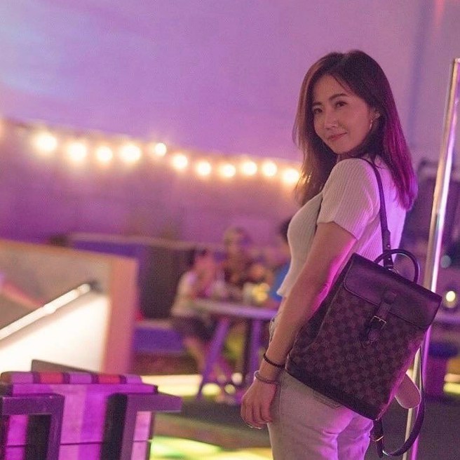 谢忻晒出男友视角照，回眸一笑的模样很美。(图/谢忻 IG)