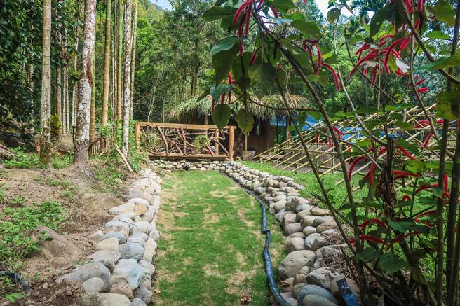 嘉义县阿里山乡山美部落用生态工法疏导水流，改善渔猎文化基地积水问题。（嘉义县政府提供／廖素慧嘉县传真）