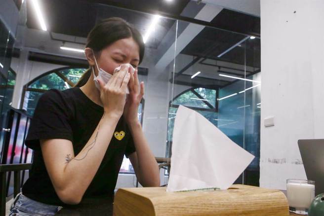 正隆19日召开法说会，总经理张清标表示，家纸从今年开始，成本一直上调，因此持续和卖场沟通进行价格调整，包括3月、5月、7月都有调涨，但涨幅不大，在10％以内，不过，由于家纸成本涨幅为50-60％，因此预计接下来将持续反应价格，预估不同品项和通路涨幅落在5-20％。正隆旗下的家纸品牌包括春风、情人及雪柔等。（邓博仁摄）
