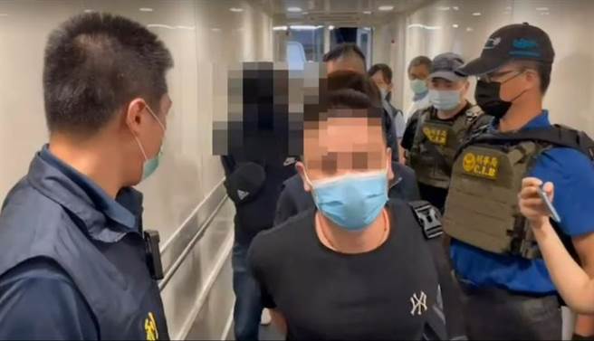 台、泰警方日前在泰国曼谷苏旺纳普机场逮捕柬埔寨人蛇集团，14日遣返9名台湾人，被害人指称，业绩没达到就有人被打、有人被体罚，相当悽惨。（台中市警察局提供／张妍溱台中传真）