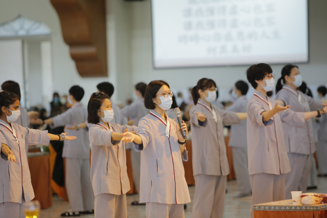 佛光山丛林学院女眾学部学生以动人歌声呈献〈感恩的人生〉，感恩三宝及星云大师给予彼此的法身慧命，发愿承担復兴佛教的使命。（图/佛光山提供）