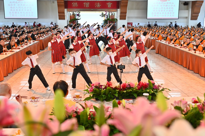 佛光山大慈育幼院的王子与公主演绎由纽约传灯分会青年督导陈澄慧创作的〈和谐〉，以此祈愿社会和谐、世界和平。（图/佛光山提供）