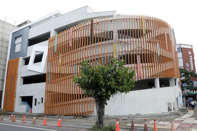 台南市政府交通局的西门健康立体停车场工程获国家卓越建设奖。（市府提供／洪荣志台南传真）
