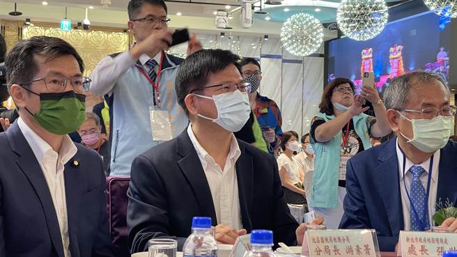 民进党新北市长参选人林佳龙紧接在侯友宜之后，出席新北市地政士会员代表大会。（吕健豪摄）