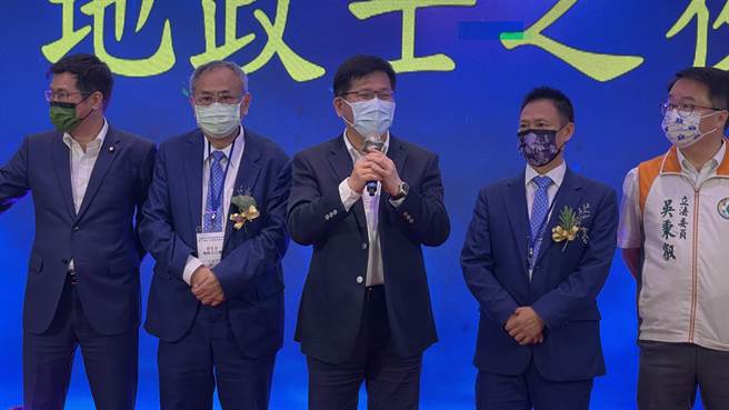 林佳龙批评侯市府的五泰轻轨格局太小，应提升为中运量的捷运系统。（吕健豪摄）