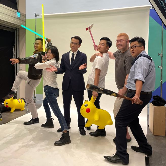 郑运鹏(左三)合体同党市议员拍形象照，「四叉猫」刘宇(右二)也入镜。（取自郑运鹏脸书）