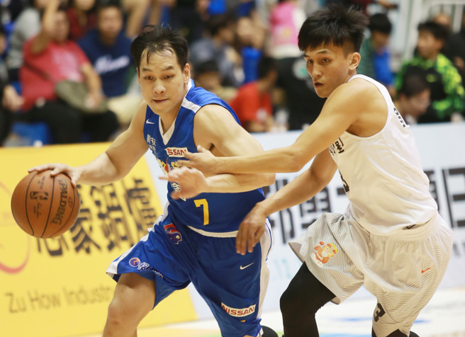 陈世念（左）球员生涯曾在SBL的裕隆队效力3季。（本报资料照片）