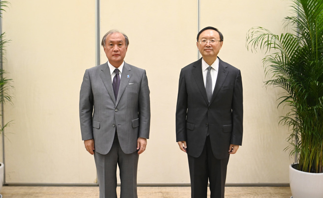 日本国家安全保障局长秋叶刚男（左）和中共中央政治局委员杨洁篪（右）在天津举行会谈的目的应是为改善日中关系、实现两国首脑会谈探路。（图／新华社）