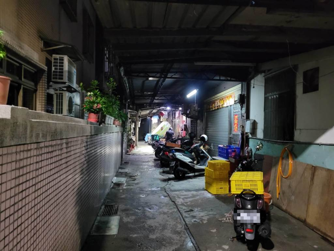 新北市新庄今晚发生一起室友口角引发的凶杀案，警方目前还在厘清案情。（民眾提供）