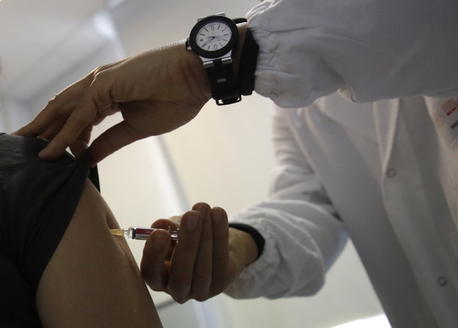 WHO今天建议应提供第2剂加强针给最容易感染COVID-19的民眾。(图/美联社)  