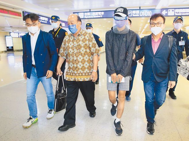 國民黨立委洪孟楷（左起）、吳斯懷、受困柬埔寨的男子及鄭正鈐18日搭機抵台，3名立委在桃機痛批航警局，以對待人犯的方式企圖將被害人帶走。（范揚光攝）