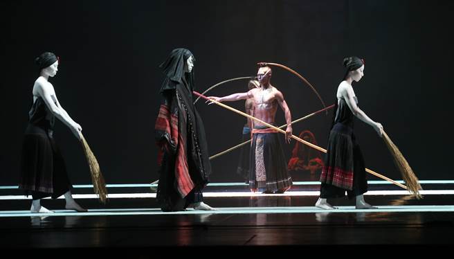 無垢舞蹈劇場彩排記者會中呈現「觀」更趨成熟而洗鍊的經典舞碼「觸身有情」。（姚志平攝）