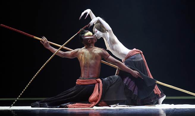 無垢舞蹈劇場「觀」的經典舞碼「觸身有情」，主要角色鷹族Samo與白鳥的絕美雙人舞。（姚志平攝）