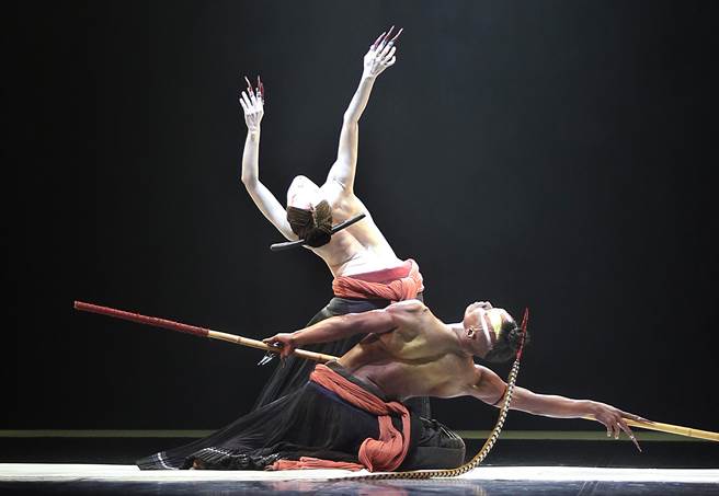 無垢舞蹈劇場「觀」的經典舞碼「觸身有情」，讓觀者近距離感受舞者在緩行中肌理的延展與高度凝鍊的情感。（姚志平攝）