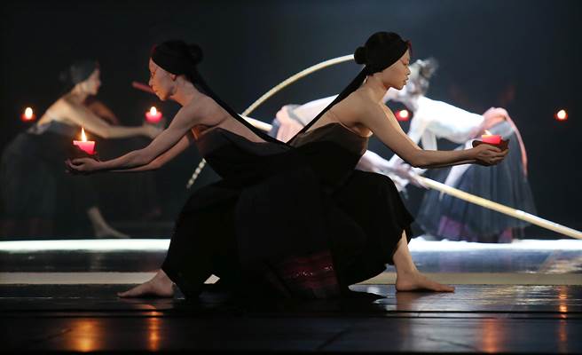 無垢舞蹈劇場「觀」的內容，展現編舞家林麗珍對環境保育議題的悲憫關懷。（姚志平攝）