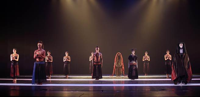 無垢舞蹈劇場「觀」，展現資深舞者與年輕舞者的傳承。（姚志平攝）