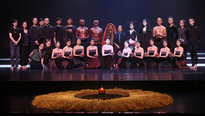 無垢舞蹈劇場「觀」，舞者於舞台上合影。（姚志平攝）