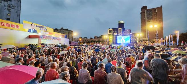 苗栗县议长锺东锦竞选总部19日晚间举办启动晚会，现场挤进3千多名支持。（谢明俊摄）