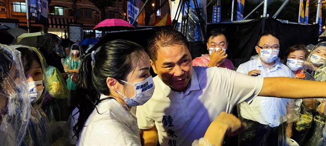 锺东锦和妻子陈美琦向现场群眾拜票。（谢明俊摄）