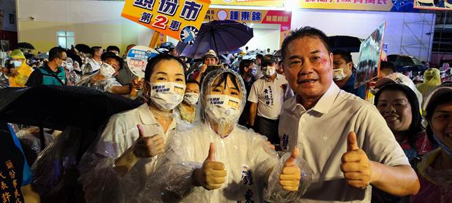 锺东锦和妻子陈美琦、女儿锺可可向现场群眾拜票。（谢明俊摄）