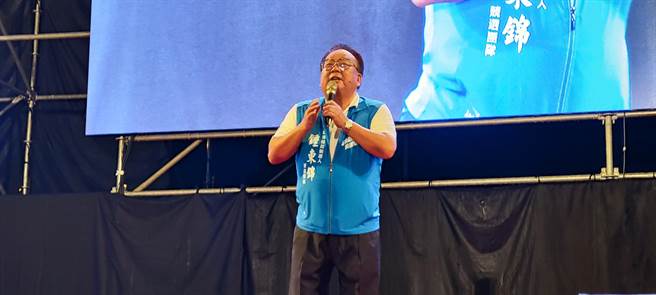 前立法委员李乙廷上台相挺锺东锦。（谢明俊摄）