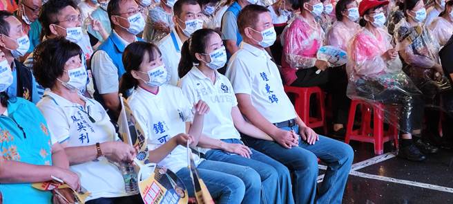 锺东锦和妻子陈美琦深情地十指相扣，听着台上歌手乔幼演唱。（谢明俊摄）