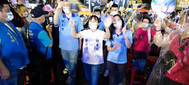 锺东锦的爱女锺可可带领108好汉青年军大进场。（谢明俊摄）