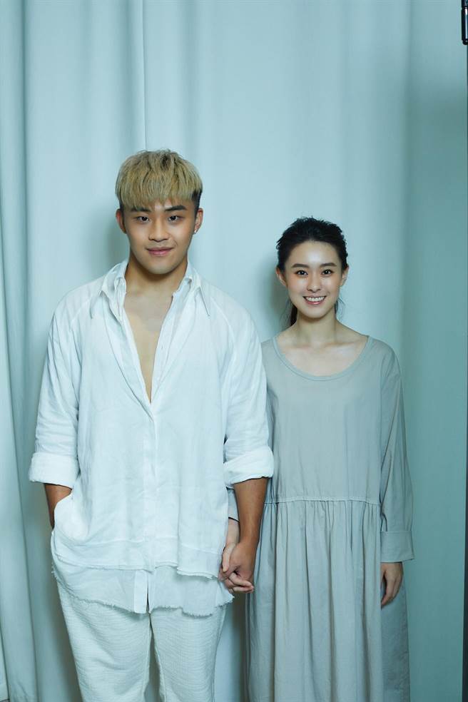 刘亮延（左）日前拍摄新歌MV，邀来邱偲琹合作共舞，互动甜蜜。（捌拾贰拾娱乐提供）