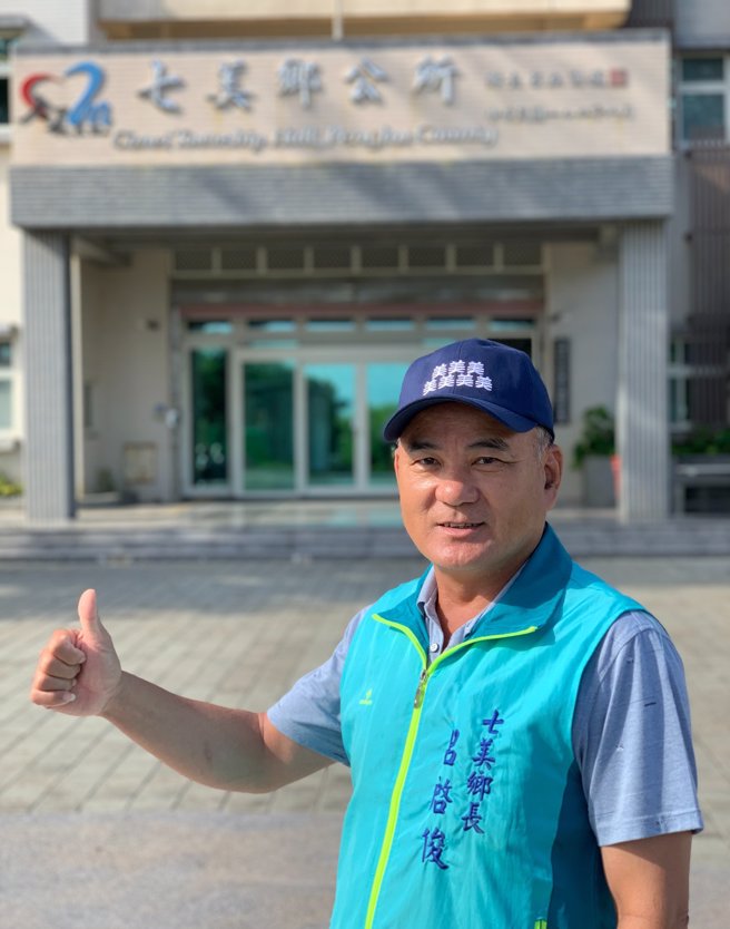 七美乡长吕启俊收到帽子成品，兴奋地戴上合影。（图／取自FB 七美报报）