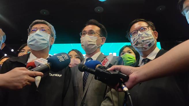 前副总统陈建仁（左）表示，桃园在市长郑文灿（右）努力下，有很好的发展，相信郑运鹏（中）站在巨人的肩膀上，能做得更好