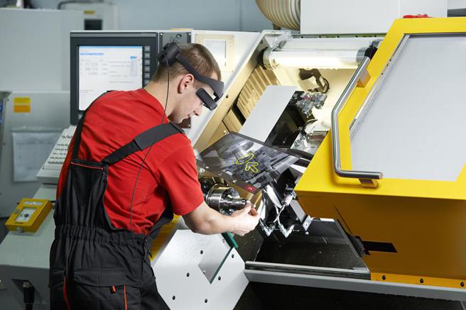 （使用者可透过AR智慧眼镜内建的镜头、麦克风及喇叭，在第一现场操作时与后台客服或工程师进行沟通。图／Epson提供）