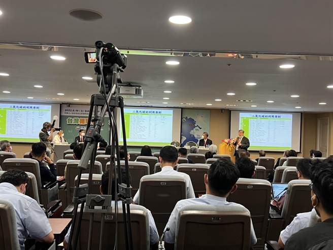 「水泥迈向净零论坛」今在台北举行，产官学齐聚一堂，探讨水泥业减碳面临的困境与解方。(图／王玉树摄)