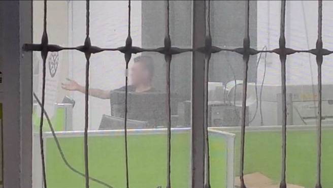 林嫌犯案后被警方逮补带回派出所。（翻摄画面）