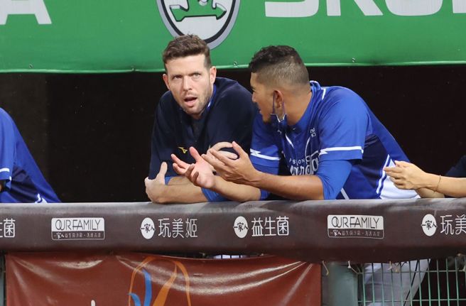 富邦悍將羅力（左）將在明天舉行引退記者會，今天他仍隨隊來到桃園。（富邦悍將提供）