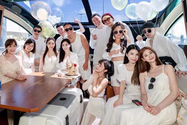 杨晨熙的游艇趴服装规定有白、橘两种。(图/杨晨熙 FB)