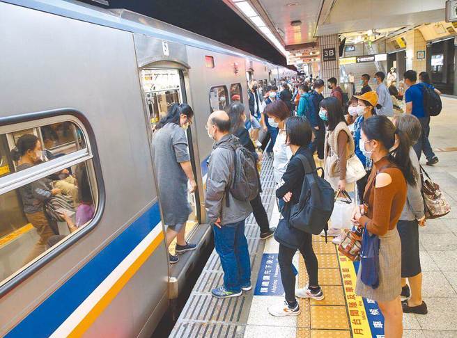 女网友在台铁上遇到大妈讲电话破坏车厢中的安寧，她忍无可忍一个举动拯救全场。（示意图／shutterstock）
