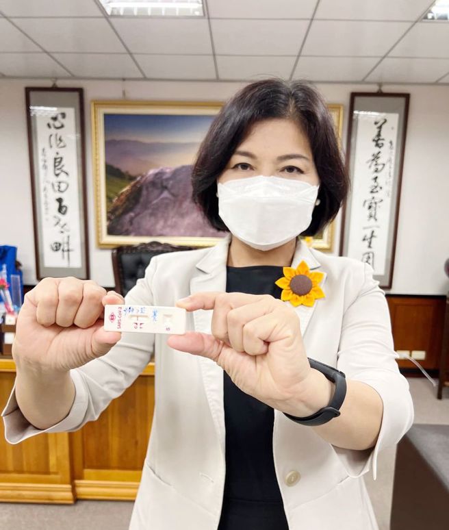 云林县长张丽善（图）19日解除隔离重返岗位。（图 / 取自张丽善脸书）