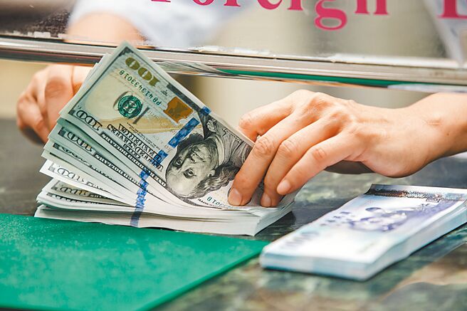 因美國聯準會升息，壽險業者把利率變動型保單的宣告利率跟著調高。此為示意圖。（本報資料照片）