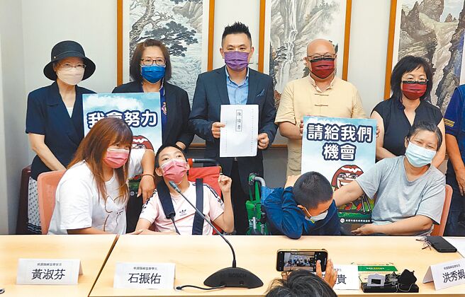 立委陈以信（上中）与脑麻团体18日举行「脑麻团体请总统特赦年迈之重度脑性麻痹照顾者79岁陈姓老翁」记者会，呼吁蔡英文总统特赦闷死照顾50年脑麻女儿的陈姓老翁，并正视脑麻患者家庭照护的困境。（姚志平摄）