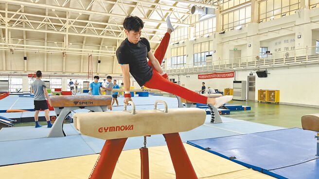 宜兰囝仔、鞍马王子李智凯返乡回宜兰，与国家体操队选手于宜兰县立体操馆展开为期1周移地训练。（民眾提供／吴佩蓉宜兰传真）