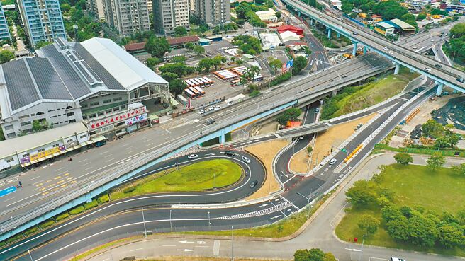 新北市「浮洲橋下道路優化工程」，於19日開放通車，可望解決當地交通的壅塞。（新北市工務局提供／陳慰慈新北傳真）