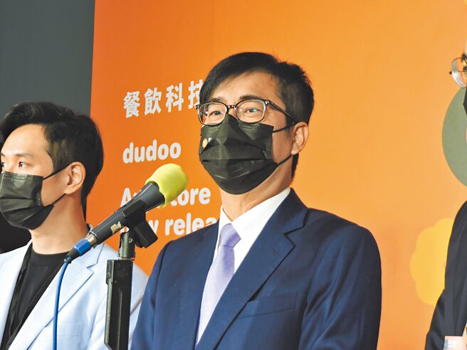 高雄市长陈其迈昨日表示，不希望有心人藉由酸言酸语，打击基层同仁的士气，污蔑高雄警察。（洪靖宜摄）