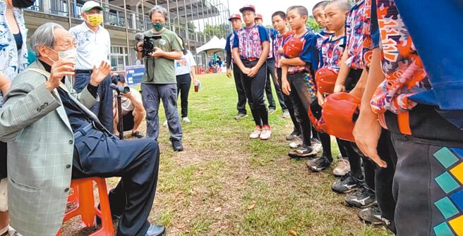 高齡91歲的紅葉傳奇幕後推手蔡焜霖（左一）現身台東球場為紅葉小將加油打氣。（蔡旻妤攝）