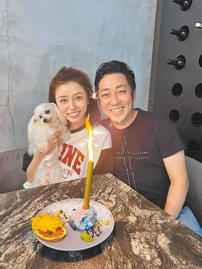 艾成（右）上月底才开心庆祝与王瞳结婚两周年。（摘自脸书）