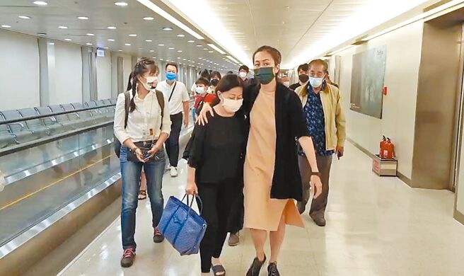 艾成的父母和家人们一行7人昨晚抵台。（民视提供）