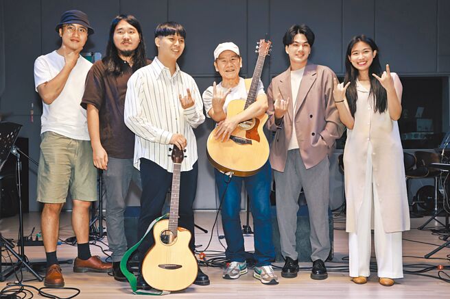 赵传（左四）昨与老王乐队练团彩排。（开丽娱乐提供）