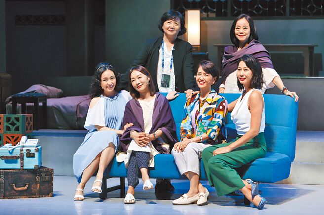《四姊妹》演员蔡灿得（前排左起）、郑家榆、谢汶锜（阿娇）、丁寧、导演王琄（后排左起）、范瑞君出席记者会。（故事工厂提供）