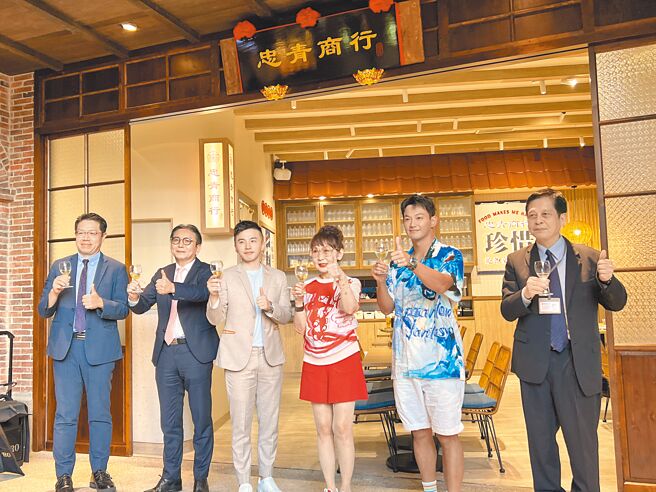 远百总经理徐雪芳（右3）、营运长林彰丰（右1），与斜杠餐饮的艺人阿纬（刘峻纬）（右4）、艺人威廉（右2）、超市餐饮部协理陈佑任（左2）、远百信义A13店长白伟敏（左1），庆祝「忠青商行」新餐饮于远百A13开幕。（吴奕萱摄）